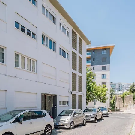 Miele - 2 Bedrooms In Estrela Lägenhet